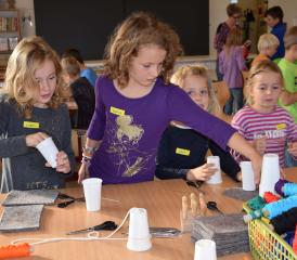 Im Zeitalter der drahtlosen Telefonie wird ein Telefon nach alter Manier gebastelt