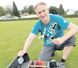 Im August dieses Jahres will Stephan Spirgi seinen Europameister-Titel erneut verteidigen. Mitnehmen wird er seinen kleinen Blechkoffer, vollgepackt mit Dutzenden von farbigen Bumerangs. (Bilder: René Fuchs)