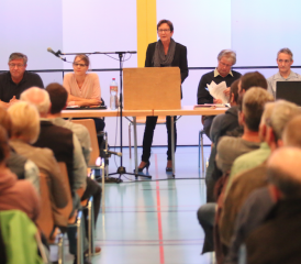 Ausserordentliche Gemeindeversammlung. Am Pult Reitnau Regina Lehmann (Bild: Remo Conoci)