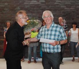 Nach 40 Jahren geht Markus Aeschbach (re.) in die wohlverdiente Pension. Noldi Steinmann gratulierte ihm