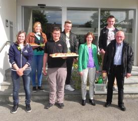 Verena Brändli und Roland Lutz (vorne re.) begrüssten die Jungbürger der Gemeinden Oberkulm und Teufenthal.