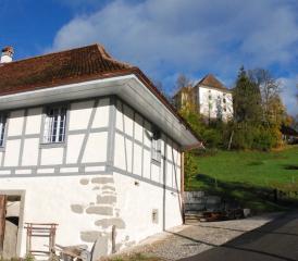 Das Tanzhüsli mit dem Schloss im Hintergrund
