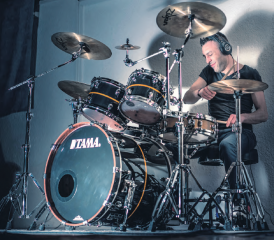 Virtuose am Schlagzeug: Gianfranco Gallo hat ein Master-Studium in Pop & Rock an der Hochschule der Künste Bern absolviert. (Bilder: zVg.)