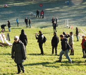 Vernissage mitten auf der Wiese mit vielen Besuchern