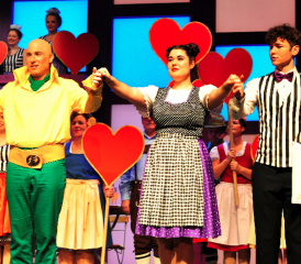 Jungkellner Gelsomino Romer als «Piccolo» an der Seite von Resi (Julia Siegwart) anlässlich des grossen Premierenfinales. (Bilder: Martin Suter)