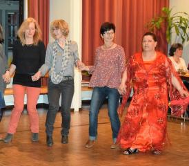 Fröhlich tanzen zu sentimentalen Klängen – Kurdisches Brauchtum kennen lernen