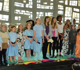 50 Kinder, vom Kindergarten bis zur 5. Klasse, führten in der Kirche ein Musical auf