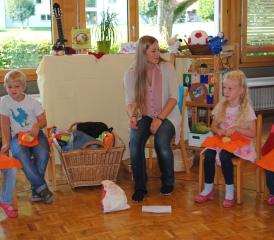 Patrizia Senn geniesst zusammen mit ihren Kindergartenkindern das backfrische Brötchen