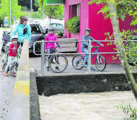 Anschauungsunterricht: Familie Bartholet aus Schöftland schaute sich das Hochwasser an der Holzikerstrasse aus nächster Nähe an. (Bilder: rc.)