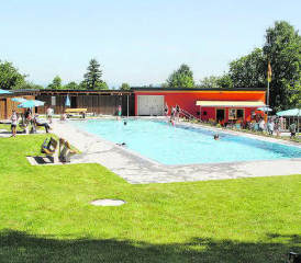 Heiss diskutiert an der Gmeind: Die sanierte Dürrenäscher Badi und der Beitrag der Gemeinde an die Sanierungskosten. (Bild: rms.)