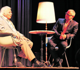 Salongespräch mit Peter Frey. Sven Bachmann (r.) führte gekonnt und charmant durch den Geburtstagsanlass im TaB Theater am Bahnhof.