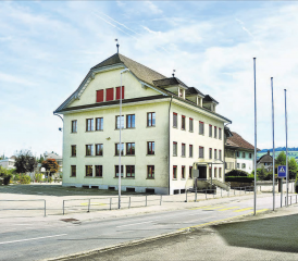 Anlässlich der Orientierungsversammlung wurde auch über die Schulraumplanung informiert, am meisten Sorgen macht der Arbeitsgruppe das Primarschulhaus. (Bild: mars.)