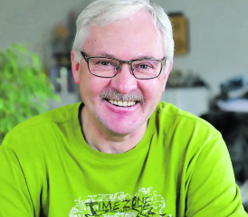 Zum Abschied für einmal nicht im Anzug: Erwin Rosenast war fast 15 Jahre lang Leiter Kommunikation bei der Aargau Verkehr AG und will sich im Ruhestand weiterbilden. (Bild: rc.)