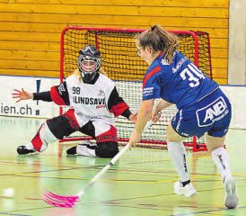 Tamara Steiner prüft die Red Ants-Torhüterin (Bild: Roland Wick)