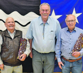 Die ältesten anwesenden Fussballveteranen: Beno Müller (Bildmitte) ehrte Willi Studer (92) und Peter Dürr (90) (v. l.). (Bild: aw.)