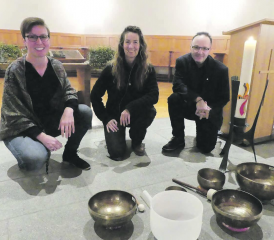 Rahel Fritschi, Erica Fankhauser und Pfarrer Heinz Brauchart. «Achtet auf das Licht, das da scheint an einem dunklen Ort, bis der Tag anbricht und der Morgenstern aufgeht in euren Herzen». (2. Petrus 1.19) (Bild: zVg.)