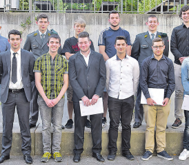 Preisträger Berufs- und Weiterbildung Zofingen an der Abschlussfeier Maschinenbau: vorne v. l.: Marcel Barrer,Abteilungsleiter Maschinenbau, Jonas Marfurt, Patrick Ott, Patrik Gautschi, Ardid Hoxhaj, Calvin Strebel, Marcel Boksan, hinten v. l.: Yonatan Maekele (EBA), Alexander Nyfeler, Roger Buff, Fabian Hunkeler, Dean Weber, Robin Mürset. (Bilder: aw.)