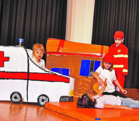 Nach dem Sturz aus dem Pappkartonfenster: Die Ambulanz musste ein Kind retten. (Bilder: aw.)