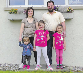 Familie Holliger: (v.li) Manuela und Marco Holliger mit ihren drei Töchtern. (Bild: moha.)