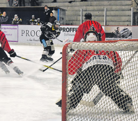 Klarer 9:1-Sieg des SC Reinach gegen Fischbach-Göslikon: Patrick Keusch schiesst und der Puck findet den Weg ins Tor. (Bilder: mars.)