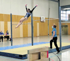 Wenigstens war ein bisschen Wettkampf möglich: Nur während dem Turnen an den Geräten durften die Masken ausgezogen werden. (Bild: Tanja Kehl/zVg.)