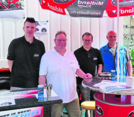 Während der Gwärbi Reitnau präsentierte sich auch der Verein Bergrennen Reitnau: (v.l.) Marc Buchser, Präsident,Alain Martin und Roger Lehner, beides Vorstandsmitglieder des Vereins und Roger Feller, Vorstandsmitglied der Equipe Bernoise. (Bild: zVg.)