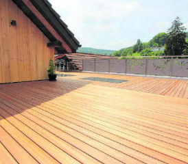 R. Steiner AG, Oberkulm: Ein neues Terrassendeck aus Holz bietet viel fürs Auge.