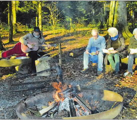 In die Dämmerung hinein gefeiert: Während die einen sich von den Strahlen der untergehenden Sonne noch wärmen konnten…