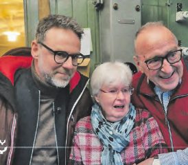 «Happy-Day»-Moderator Nik Hartmann (links) mit Rösli und Kurt Jufer im Führerstand des Gepäcktriebwagens. (Bilder: Screenshot SRF)