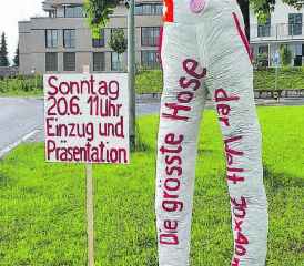«Die grösste Hose der Welt»: Eine 2-Meter-Hose macht am Ortseingang auf den Weltrekordanlass am Sonntag, 20. Juni aufmerksam. (Bild: zVg.)