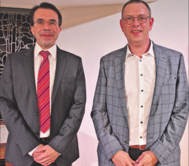 Abschied nach acht Jahren im Gemeinderat: Dürrenäschs Gemeindeammann Josef Willi verabschiedete Gemeinderat und Vizeammann Stefan Fischer (links). (Bild: hg.)