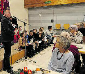 Für die Senioren: In Oberkulm sangen Kinder und Pfarrer Heinz Brauchart erzählte Geschichten. (Bild: zVg.)