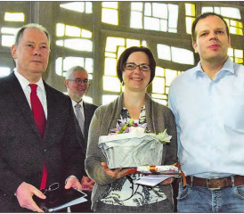 Der Akt der Inpflichtnahme ist vollzogen: Unmittelbar beteiligt waren (vl.) Dekan Dr. Uwe Baur, Anita Acklin und Matthias Grütter. (Bild: st)