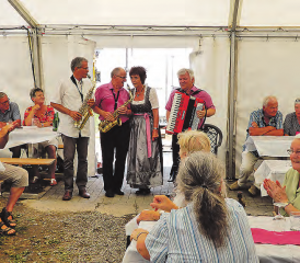 Pfarrer Stefan Lobsiger, die «Swissboys light» und Bären-Wirtin Ruth Hunziker begrüssten die Gäste im Zelt beim Gasthof Bären in Zetzwil mit einem lauten «Heia-Heia». (Bilder: zVg.)