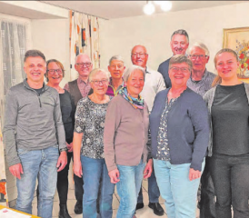 Amtsträger der Sektion: Die Präsidentin Anja Gestmann (2. v.r.) mit Nora Langmoen (Baden, r.) und Stefan Dietrich (Bremgarten, 3. v.r. im Hintergrund), die sich für das kantonale SP Co-Präsidium bewerben und weitere Amtsträger. (Bild: zVg.)