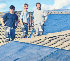 Teamarbeit: Zwei Teams der Elektro Lattmann AG widmen sich ausschliesslich der Montage und dem Unterhalt von Photovoltaikanlagen. Foto: zVg