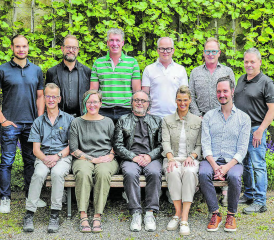 Diese Menschen setzen sich als OK für die Gwärbi Schöftland 2024 ein. (Stehend v.l.) Michael Meier (Bau), Ulrich Watzel (Finanzen), David Faes (Sicherheit), Daniel Brunner (Bau), Daniel Hunziker (Gastronomie), Peter Zürcher (Unterhaltung) – (sitzend v.l.) Dieter Bär (Tombola), Katja Struck (Sekretariat), Johannes Lehner (Präsidium), Claudia Salm (Vize-Präsidium), Markus Stutz (Marketing).