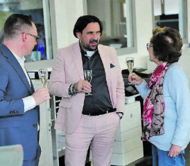 Gemütlich: Inhaber und Geschäftsleiter Roger Faes (l.) und Verkaufsleiter Fabio Toma im Gespräch mit einer Kundin, die der Garage seit 40 Jahren treu ist.