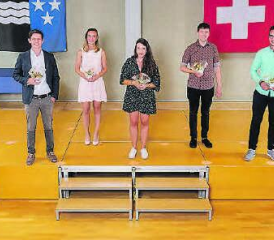 Mit gebührendem Abstand (v.l.): Rolf Buchser (Präsident Trägerverein SBA), die Absolventen mit den besten Noten Nick Pedersen, Natascha Blarer, Tamara Joller, Samuel Birrer und Cédric Staffelbach sowie Harald Tischler, Präsident VEBA. (Bild: zVg.)