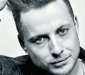 Singer-Songwriter Nils Burri eröffnet heute Donnerstag das Sommerfestival in der Rickenbacher Dorfwirtschaft. (Bild: zVg.)