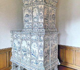 Der Turmofen im Sitzungszimmer des Gemeinderates mit seinen Kranzkacheln, Nischenkacheln und Blattkacheln ist wieder im Besitz der Gemeinde Schöftland. (Bilder: zVg.)