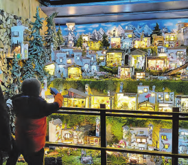 Die reichhaltige Krippenlandschaft im Oberentfelder Rapsweg fasziniert die Besucher und lädt zum Entdecken ein.