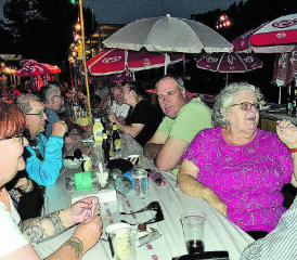 Ein Fest für alle: Zum Badifest traf sich Alt und Jung auf der einladenden Wiese am Beckenrand. Die Gäste blieben bis tief in die laue Sommernacht. (Bilder: st.)
