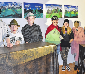 Theater am Tag der offenen Türen der Kreisschule Oberstufe Oberes Suhrental: Ein Beleuchter und sieben Schüler spielten das berndeutsche Stück «Ds Totemügerli» auf der Mehrzweckhallenbühne. (Bilder: aw.)