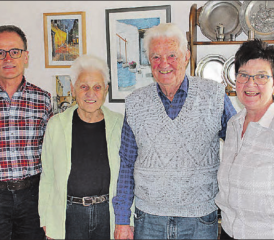 Der neunzigjährige Karl Sturm mit seiner Gattin Edith: flankiert von Gemeindeschreiber Stefan Huber und Gemeinderätin Ruth Künzli. (Bild:zVg.)