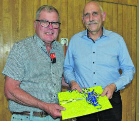Ein grosszügiges Geschenk: Vizeammann Christoph Fischer (li.) übergibt seinem Berufskollegen Daniel Zehnder ein «schweres» Couvert, dem später ein Blumenstrauss folgte. (Bild: st.)