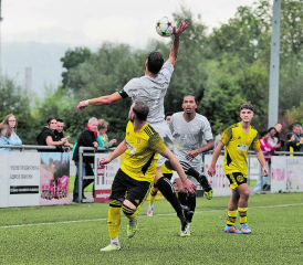 Luftkampf mit unlauteren Mitteln: Die Gränicher Omer Jasari (l.) und Ermal Morina beobachten die Handballeinlage eines Bremgarten-Spielers. (Bild: Roland Jaus)