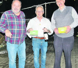 Im 1. Rang hat sich Kurt Bärtsch aus Emmetten platziert (Mitte). Flankiert wird er vom zweitplatzierten Urs Wullschleger, Zofingen und Max Eberle, Othmarsingen. (Bild: hh.)