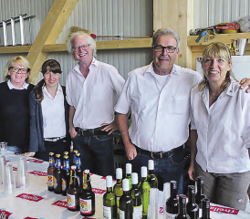 Bereit für den Getränkeausschank: Die Ortsbürgerkommission Gränichen kümmerte sich mit Freude um die Festwirtschaft. (Bild: moha.)