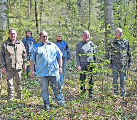 Drei Jahre harter Arbeit liegen hinter ihnen: Die Arbeitsgruppe «Forstbetrieb Suhrental Ruedertal» bestehend aus Daniel Zehnder, Martin Leu, Gertrud Müller, Theo Kern, Gertrud Jost, Christoph Fischer, Gotthold Müller und Urs Gesell (v.l.n.r.). (Bilder: aw.)